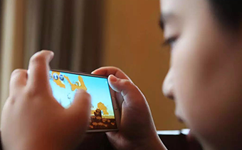怎么控制小孩玩手機 如何讓孩子少玩手機