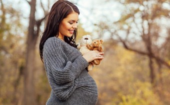 懷孕6個月一摸肚子寶寶就動正常嗎 孕6月一摸肚子寶寶就動怎么
