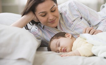 尿不濕和尿布哪個適合新生兒 剛出生的嬰兒怎么用尿不濕和尿布